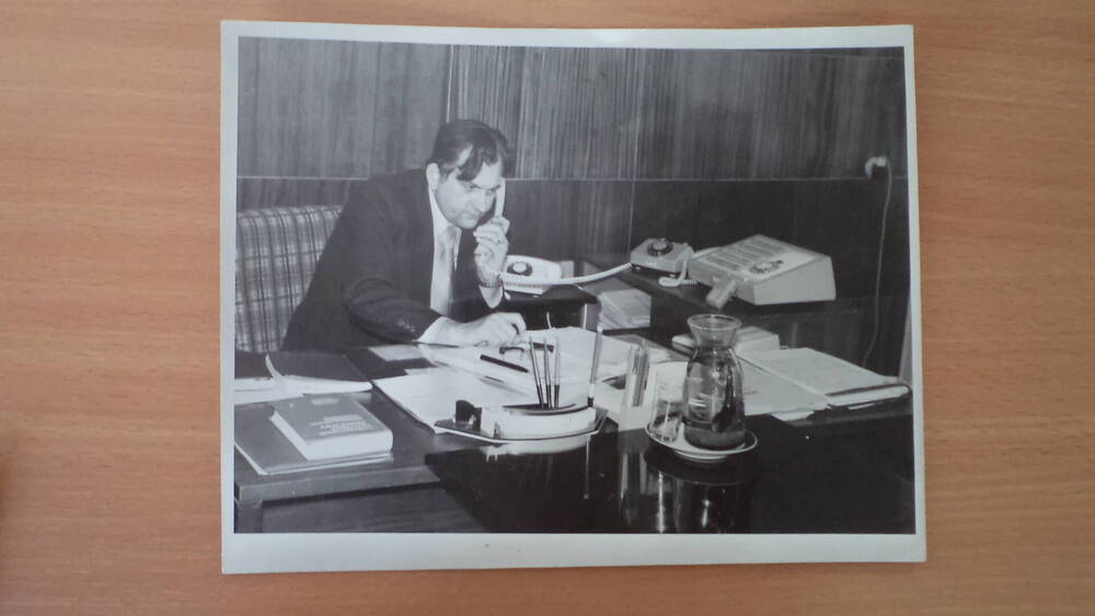 Фото директора ЗМК Каршакевича Л.И. в рабочем кабинете