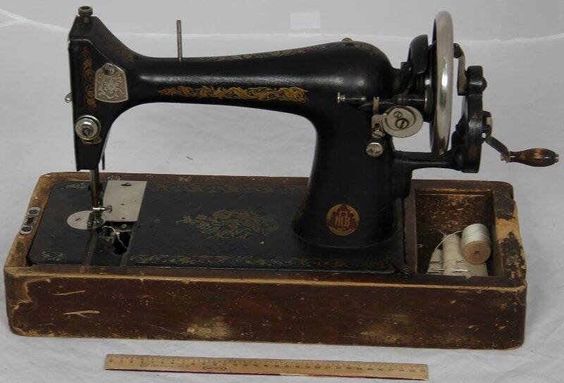 Машинка швейная с ручным приводом, на деревянной подставке с крышкой