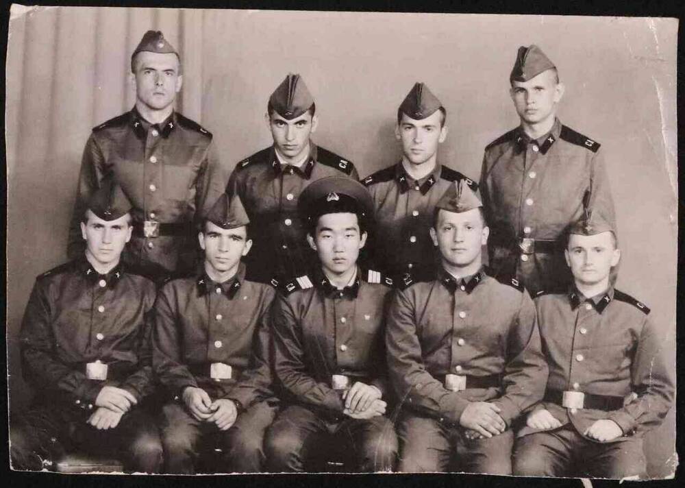 Фотография. Воины Советской Армии. Во втором ряду первый слева  - Аксенов Анатолий Юрьевич. 