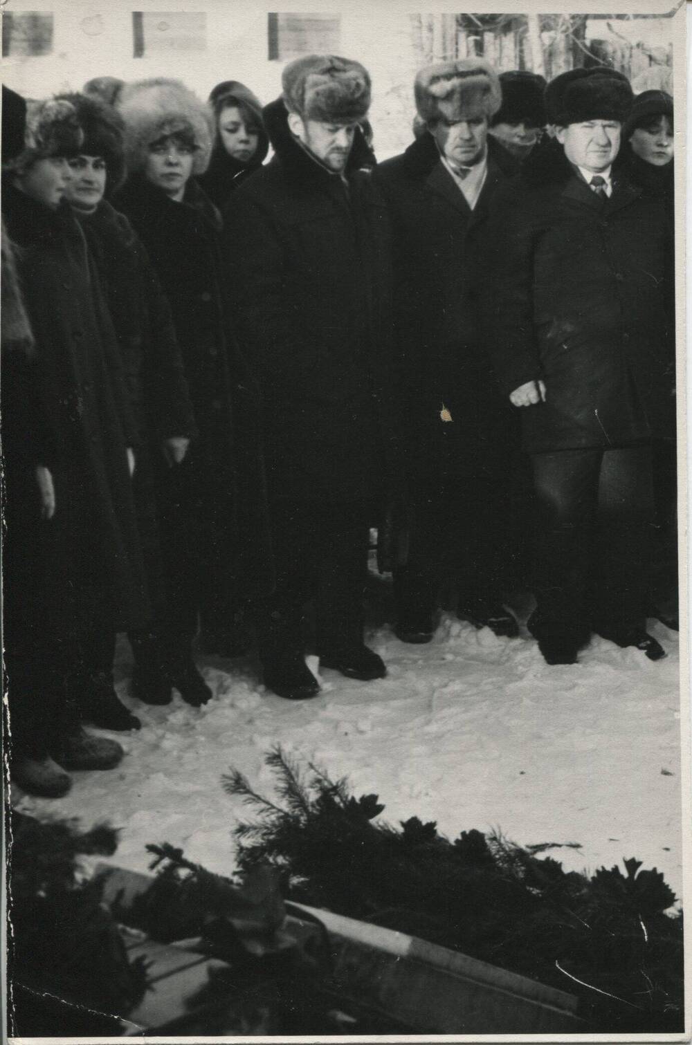 Фотография черно-белая.    Участники митинга открытия надгробия в память социал-демократа С.П.Зарубина. г.Тулун Иркутской области.