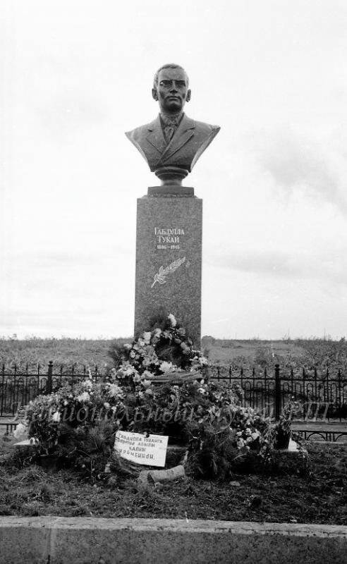 Негатив. Памятник Г. Тукаю в день его открытия 23-го сентября 1956-го года в деревне Кушлауч Атнинского района ТАССР