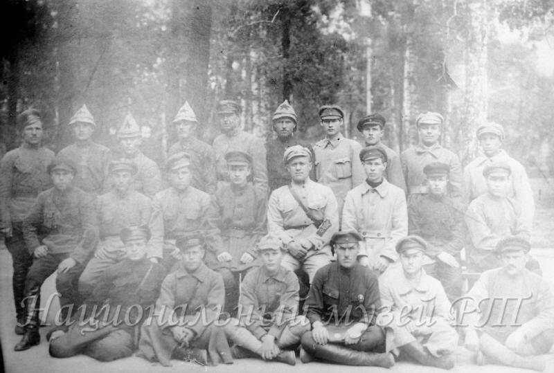 Негатив. Командующий ЧОН Татреспублики Г. П. Соколов среди бойцов (в центре) на групповом снимке 1923-го года (пересъёмка с оригинала)