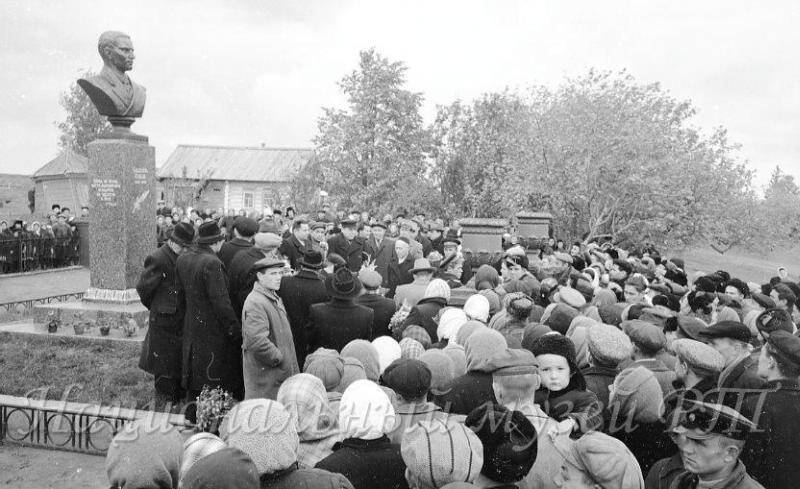 Негатив. Возле памятника Г. Тукаю в день его открытия 23-го сентября 1956-го года в деревне Кушлауч Атнинского района ТАССР
