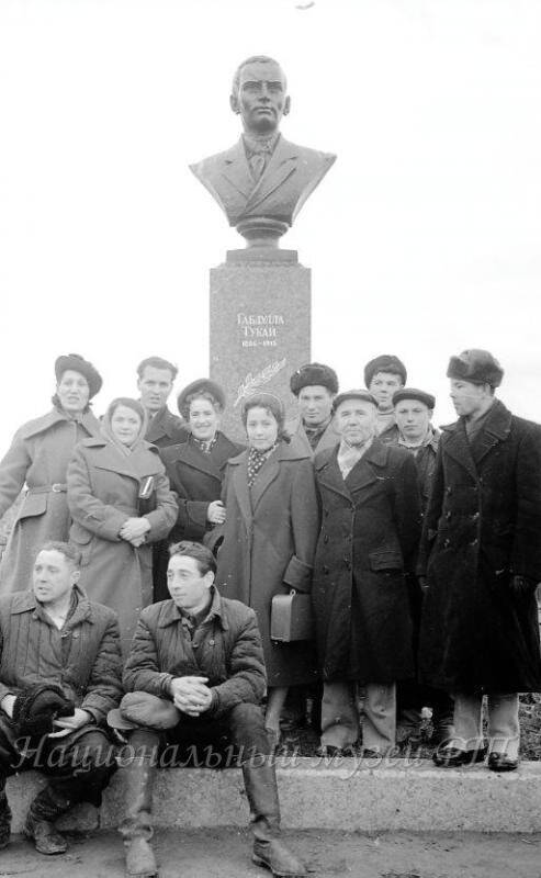 Негатив. Возле памятника Г. Тукаю в день его открытия 23-го сентября 1956-го года в деревне Кушлауч Атнинского района ТАССР