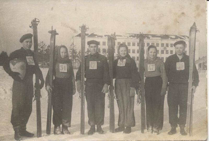 Фотография черно-белая. Первая команда лыжников Свирского электро-механического техникума, выставленная в 1952 г. в районных соревнованиях