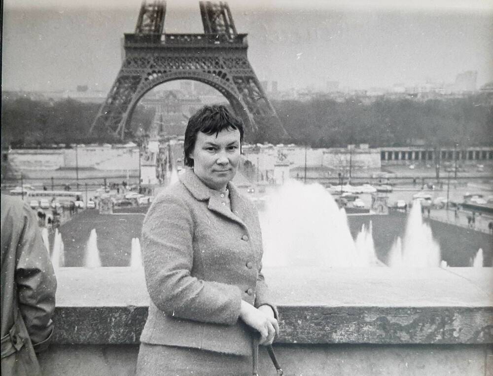 фотография. Моисеева Е.Ф. на фоне Эйфелевой башни. Париж, 1973г