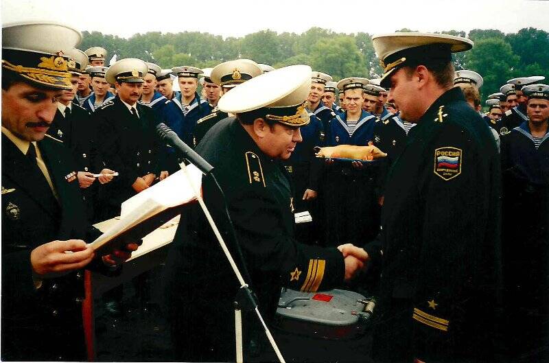 Фотография. Командующий БФ адмирал Валуев В.П. вручает погоны капитан-лейтенанта ст. лейтенанту А. В. Апановичу (э/м «Беспокойный» ).