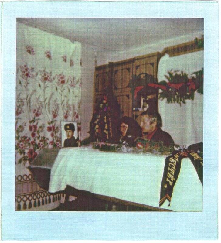 Фото: траурная комната, у гроба Лесникова Андрея Владиславовича его родители - Надежда Васильевна и Владислав Николаевич