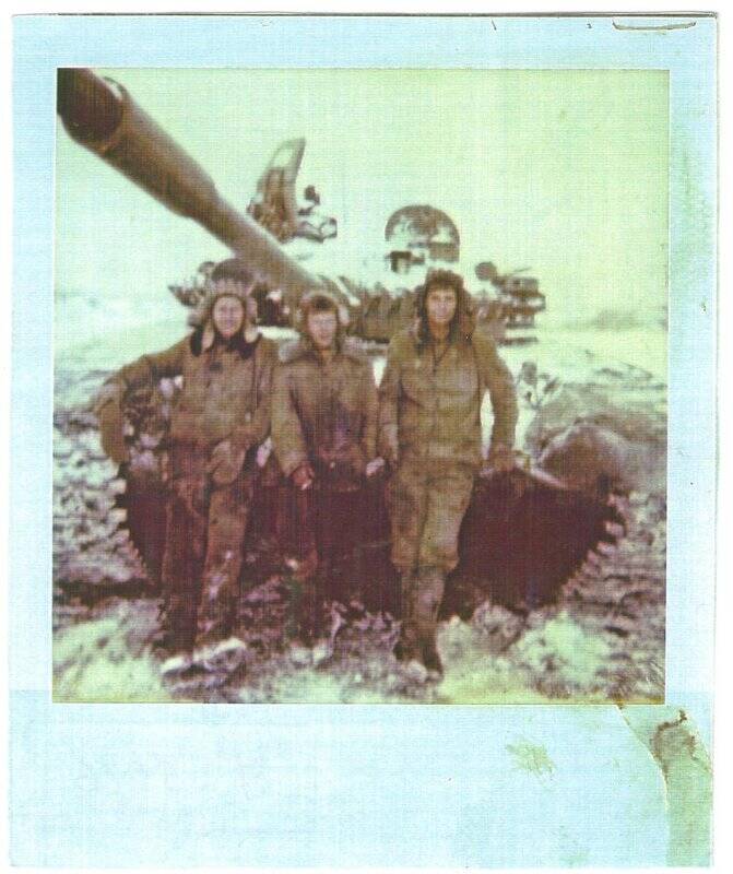 Фото: три танкиста России перед танком в Чеченской Республике. Лесников Андрей Владиславович в центре