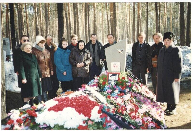 Фото: у могилы Макаркина Андрея Геннадьевича участники похорон - близкие люди, друзья, Широкореченское кладбище