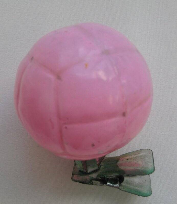 Игрушка елочная «Футбольный мяч розовый».