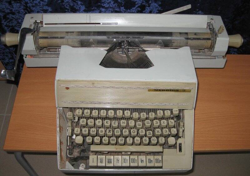 Машинка печатная «Украина -2». Канцелярская пишущая с кареткой на развернутый лист.