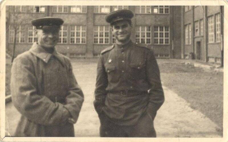 Фотография. Фото ч/б В.А Родионов с сослуживцами.