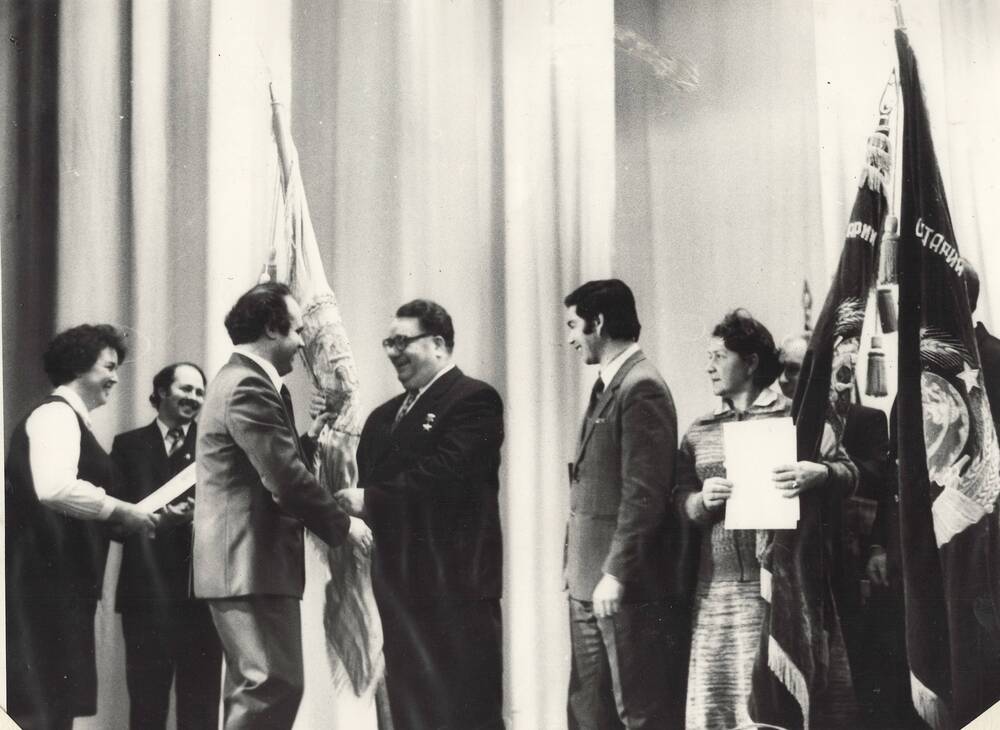 Фото -вручение знамени РК КПСС Шеволину В.И.,1983 год
