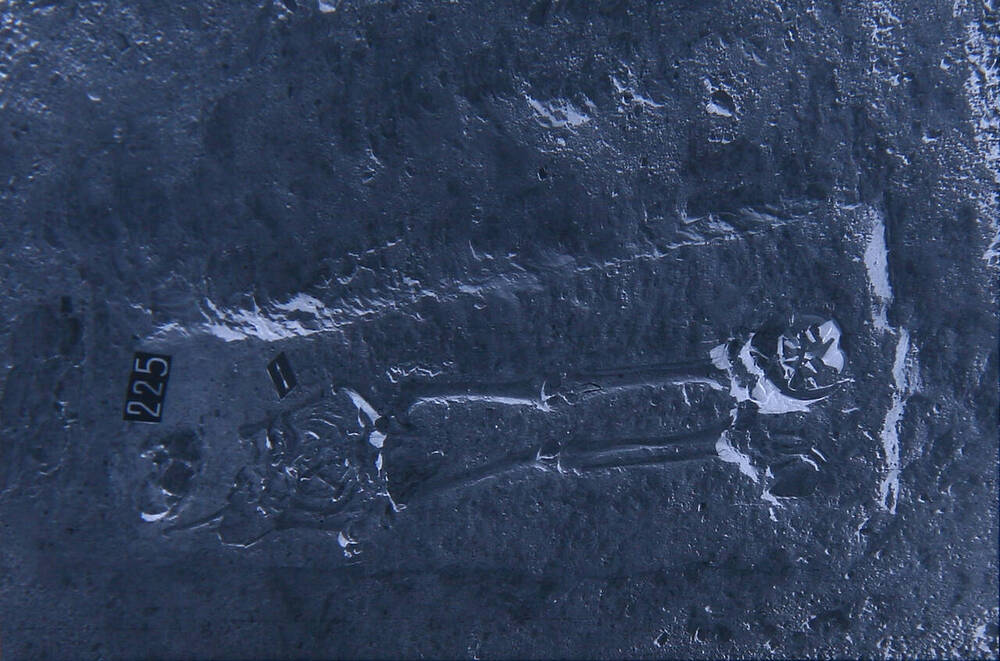 Фотонегатив. Раскопки могильника на реке Дюрсо