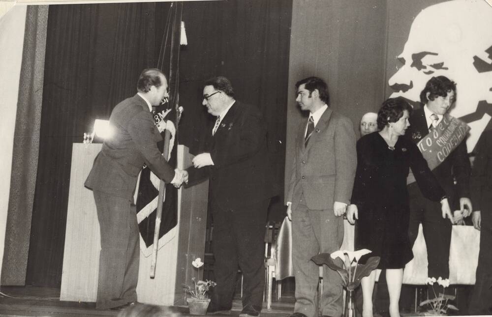 Фото-вручение знамени ЦК КПСС и Совета Министров