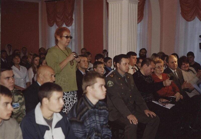 Фотография цветная, групповая. Гости на встрече с капитаном АПЛ «Рязань» в музее молодежи.