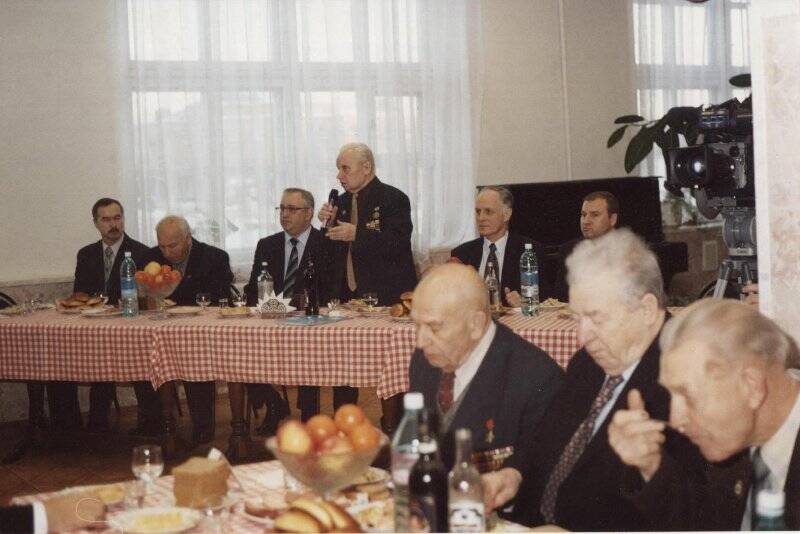Фотография цветная, групповая. Выступает А.С. Прокофьев на встрече ветеранов ВОВ - участников Сталинградской битвы.