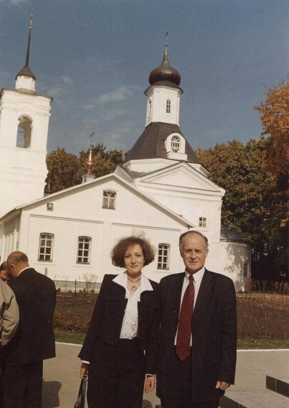 Фотография цветная. Представитель областной Думы В.Н. Федоткин с дамой на открытии памятника М.Д. Скобелева.
