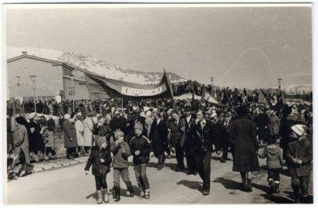 Фотография. Фото сюжетное. Демонстрация в Кировске 1 мая, 1970-е гг.