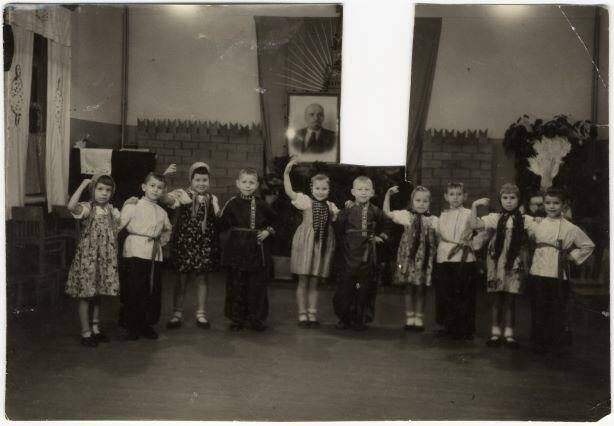 Фотография. Фото сюжетное. Группа детского сада № 18 исполняет «Русский танец» на Октябрьском празднике.