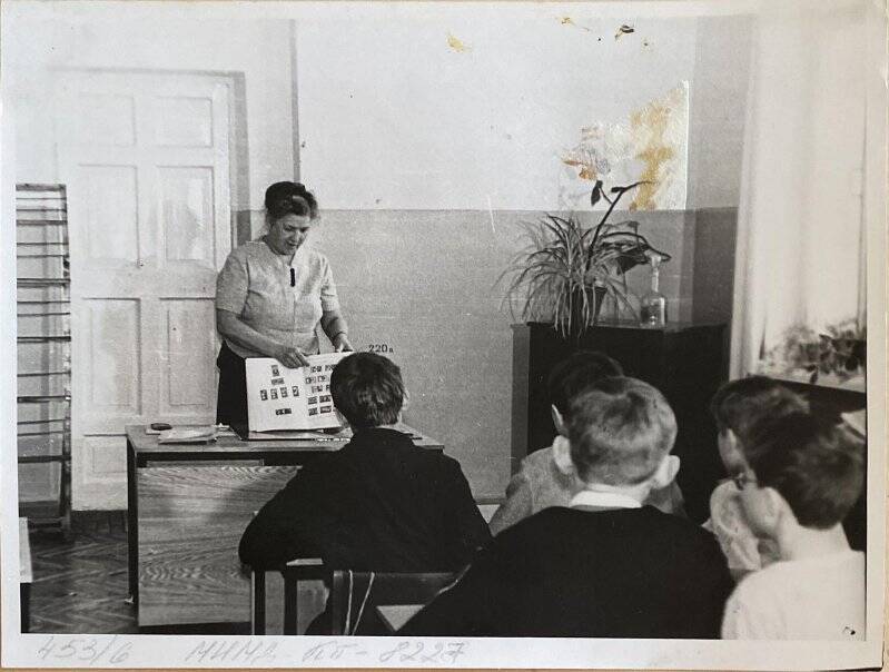 Фотография групповая. Члены КЮФа на уроке мира 1983-1984 учебный год.
