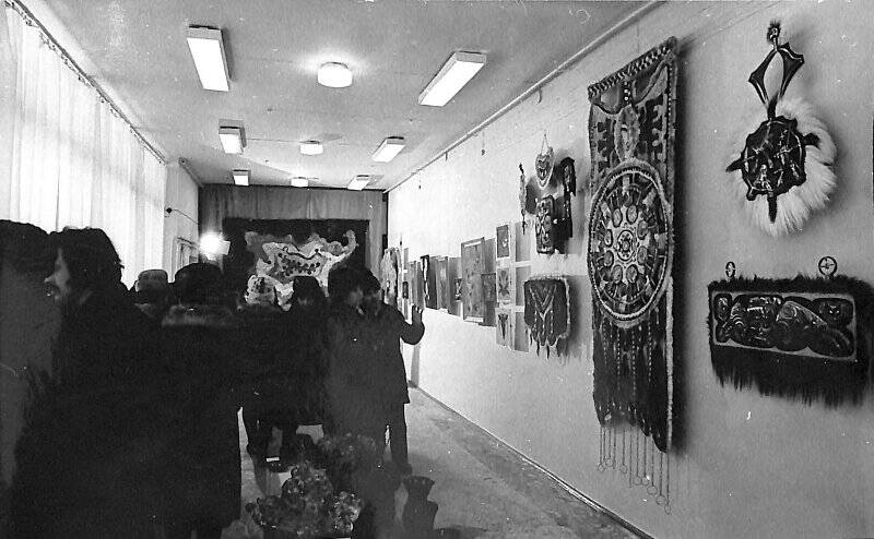 Фотография черно-белая. Фрагмент экспозиции работ Л.В. Бачюлене на открытии народной художественной галереи