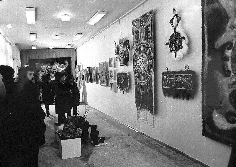 Фотография черно-белая. Фрагмент экспозиции работ Л.В. Бачюлене на открытии народной художественной галереи