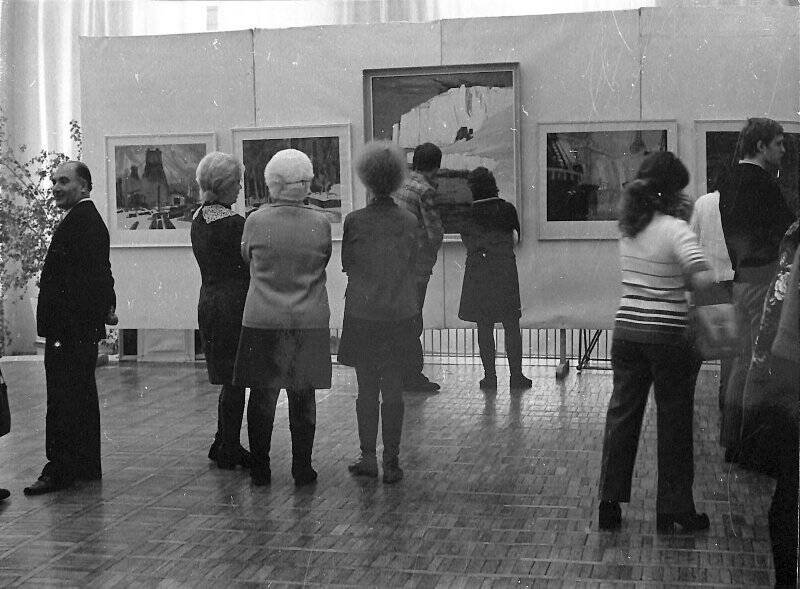 Фотография черно-белая. Группа посетителей на персональной выставке произведений Н.П. Лоя