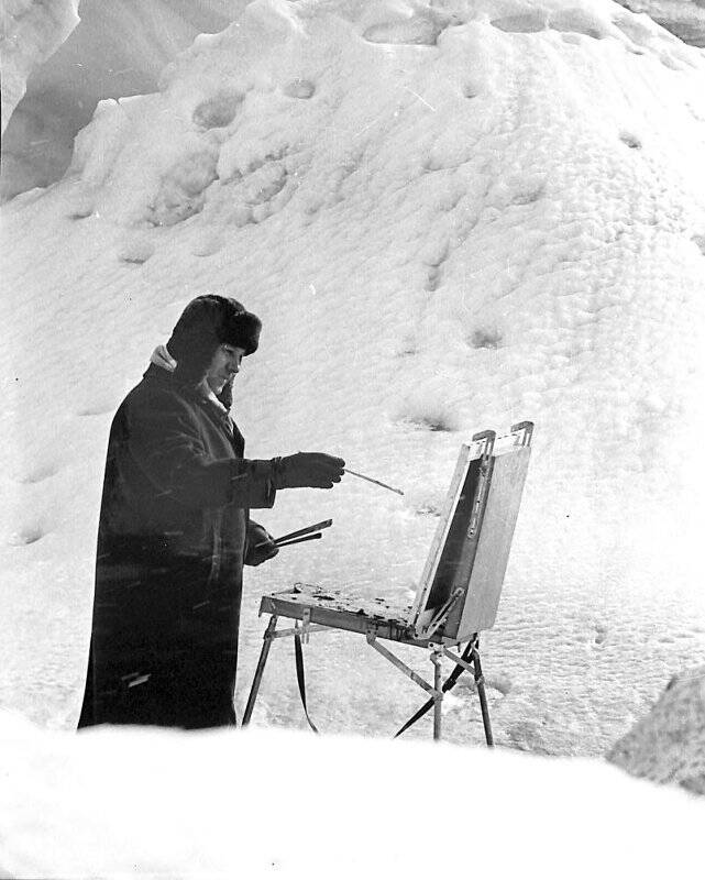 Фотография черно-белая. Лой Николай Павлович за работой на фоне снежных сугробов