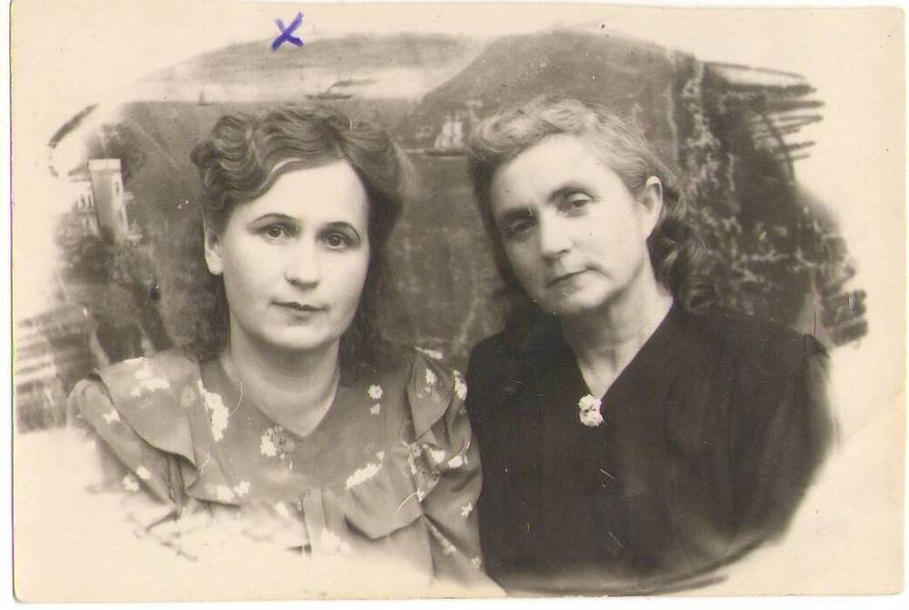 Фотография чёрно-белая, горизонтальная, прямоугольная. Студийный погрудный портрет двух молодых женщин. Слева – Л. Филатова. 1950-е гг.