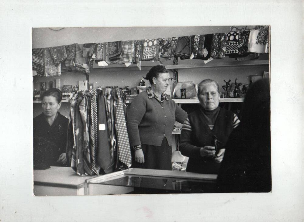 Продавцы магазина Универмаг - Гузутдинова, Султанкина Н., Данилова О.Я (слева-направо)