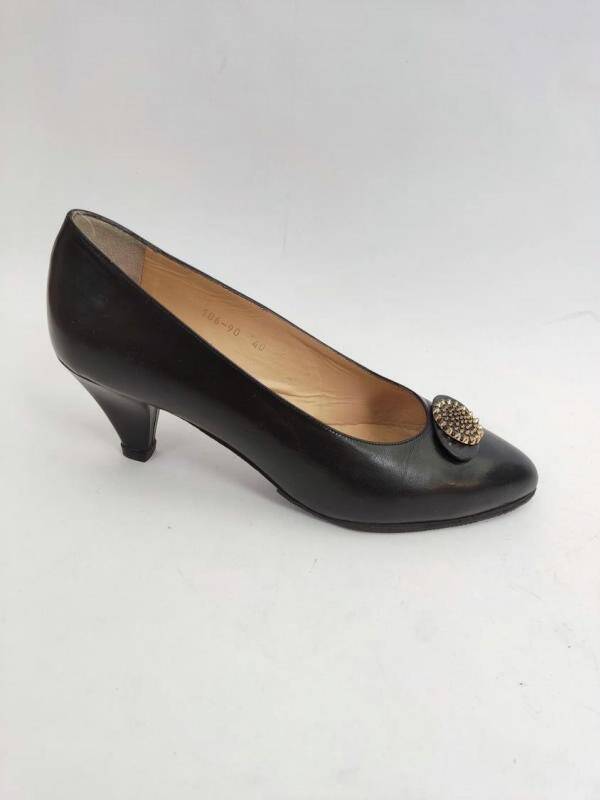 Туфля женская черная на каблуке, носок украшен металлической рельефной пластиной круглой формы (правая).