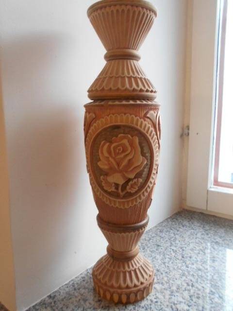 Ваза декоративная с резным цветочным орнаментом «Розы»