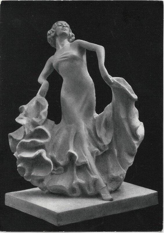 Фотооткрытка черно-белая художественная. Артисты балета в скульптуре. Е. А. Янсон-Манизер. Г. Ф. Соловьев «Шут». Балет «Лебединое озеро».
