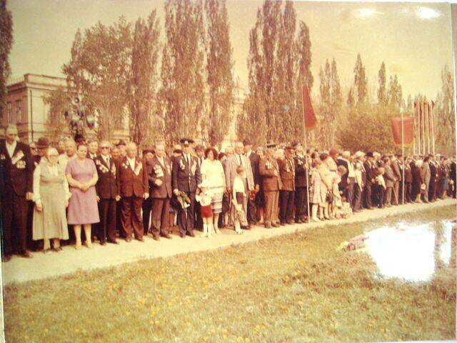 Фото  из серии Митинг на пл. Труда г. Каменск-Шахтинский 9 мая 1975 г..