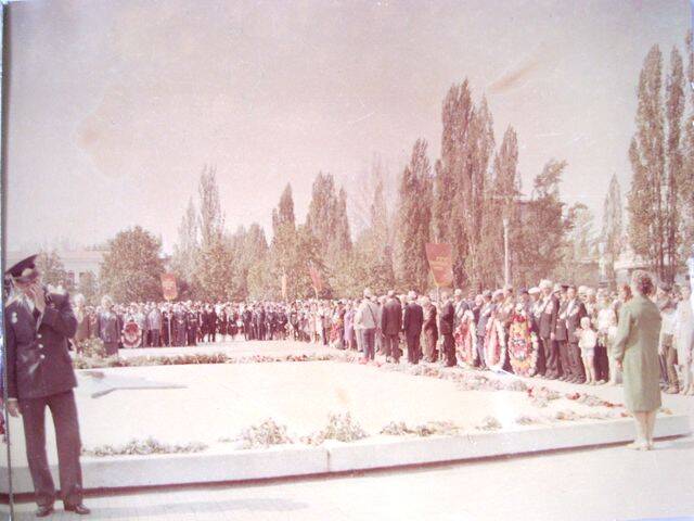 Фото из серии  Митинг на пл. Труда г. Каменск-Шахтинский 9 мая 1975 г..