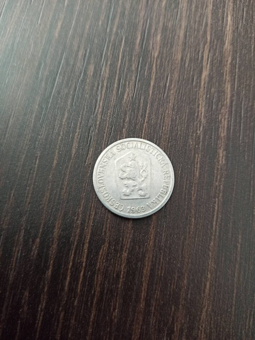 Нумизматика. Монета  Чехии достоинством 10 h 1963 года. Лицевая сторона «10» по кругу венок из листьев, гербовая сторона – герб.