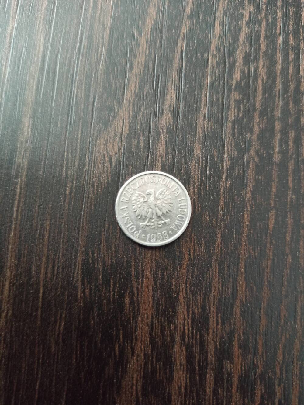 Нумизматика. Монета  Польши достоинством 5 грошей 1958 года. Лицевая сторона – «5 грошей», слева изображена ветка. Гербовая сторона – герб.