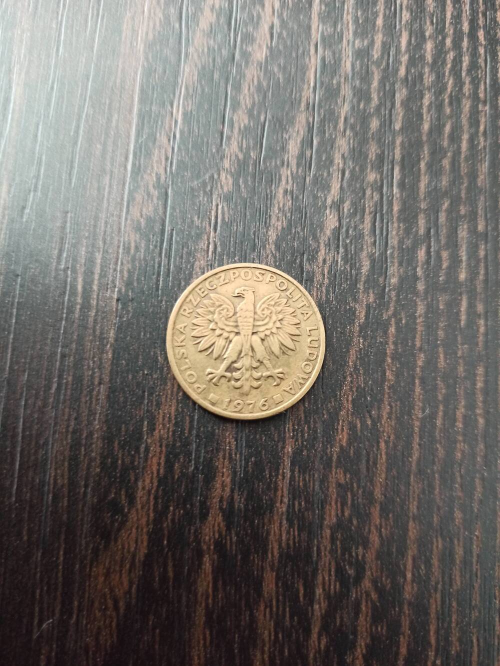 Нумизматика. Монета Польши достоинством 2 злотых 1976 года. Лицевая сторона – «2», по бокам изображены колосья. Гербовая сторона – изображение орла и надпись ПОЛЬСКА ЛЮДОВА 1976.