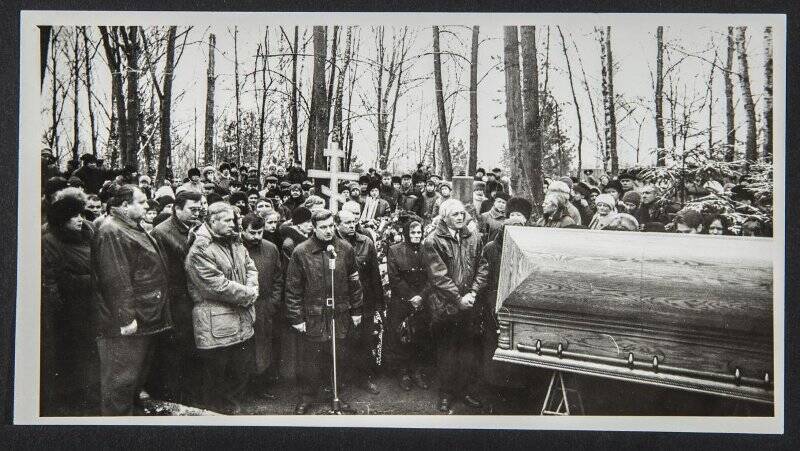 Фотография. Сюжетная. Траурный митинг на городском кладбище