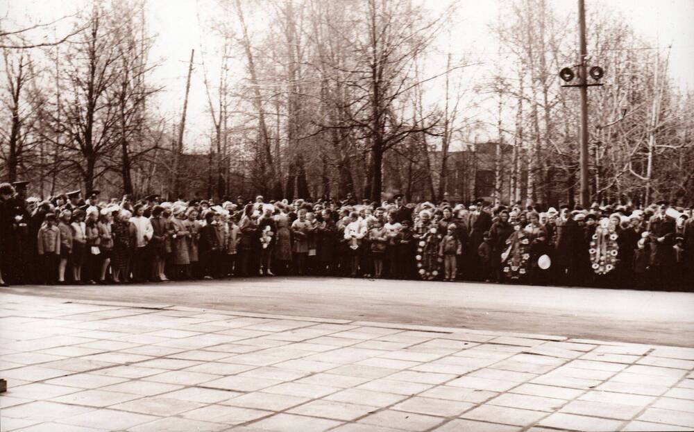 Фотооригинал: Митинг, посвящённый празднованию Дня Победы 9 мая 1980 год.