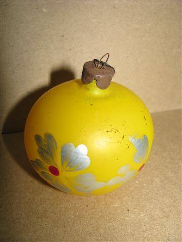 Игрушка новогодняя Шар. Стеклянная, по-крыта желтой эмалью с изображением 2-х цветов серебристой краской. СССР