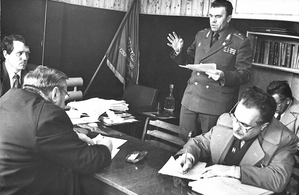 Фото. Генерал-майор Милько А.Я. отчитывается перед председателем комиссии КПК КНК Сухановым. Тында. 1984 год