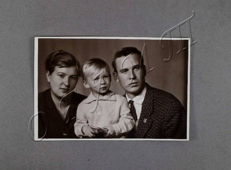 Фотография. Д.И. Блынский с женой и сыном.