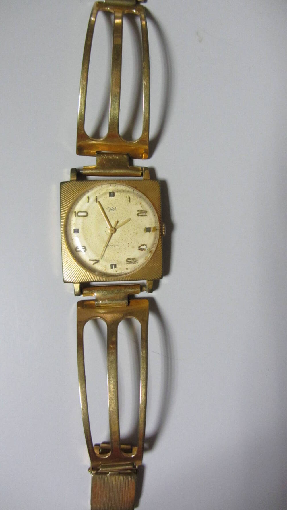 Часы наручные механические женские Заря с браслетом.