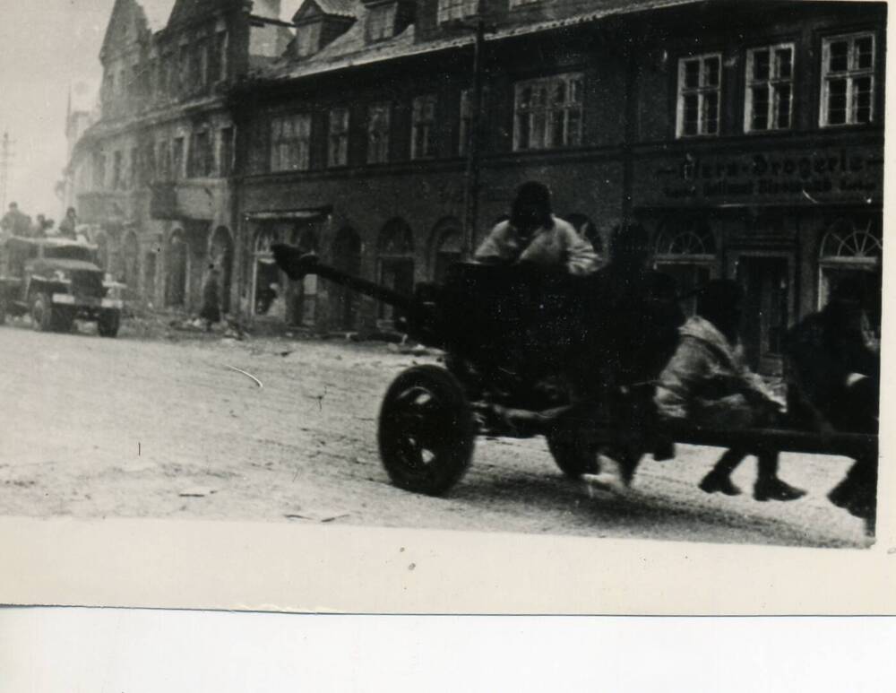 Ф/копия. Наша артиллерия на улицах прусского города Бишофсбурга 49 Армия