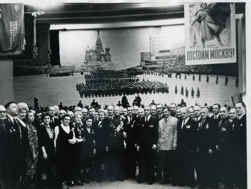 Фото. Ветераны 49 армии. Встреча. На фоне фотографии 1941 года,когда уходила армия на фронт