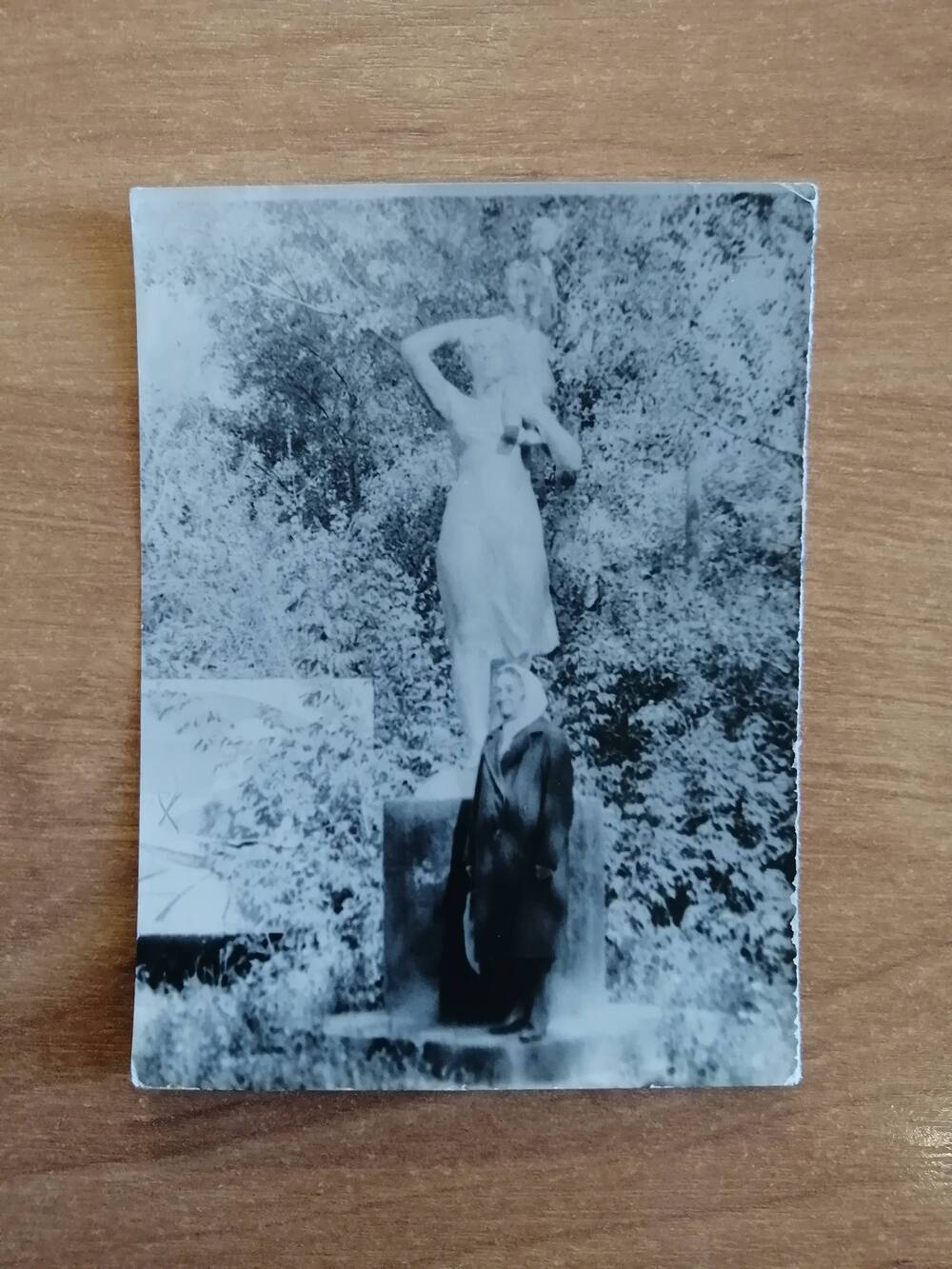 Фотография. Кочнева Мария Павловна в городском парке Камня-на-Оби, на месте, где находился родительский дом.