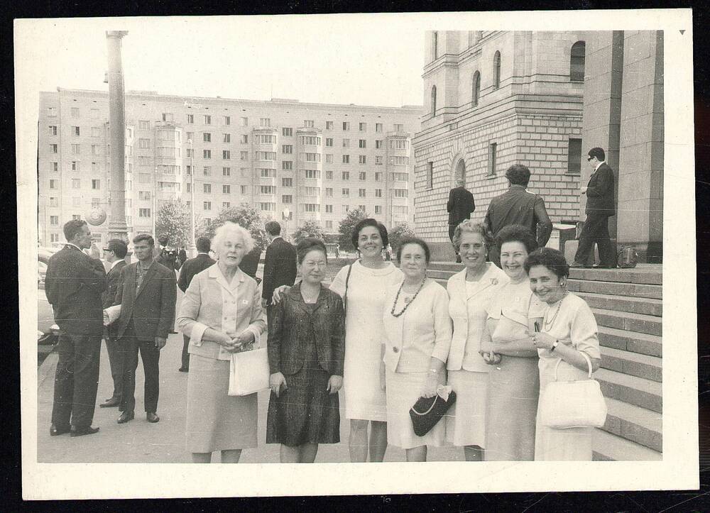 Фотография. Н.А. Мельникова (в центре) с группой гостей V Международного горного конгресса в Москве, 1967 г.